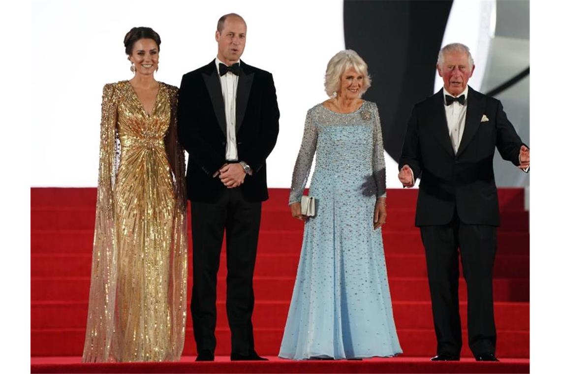 Prinz William, seine Ehefrau Kate, Camilla und ihr Ehemann, der britische Prinz Charles, ließen es sich nicht nehmen und kamen zur Premiere des Films. Foto: Jonathan Brady/PA Wire/dpa