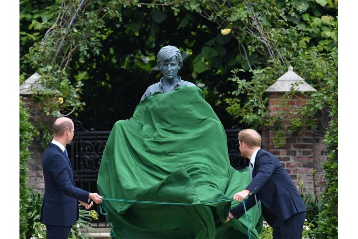 Prinz William und Prinz Harry enthüllen die Statue ihrer Mutter Diana im versunkenen Garten des Kensington Palastes. Foto: Dominic Lipinski/PA Wire/dpa