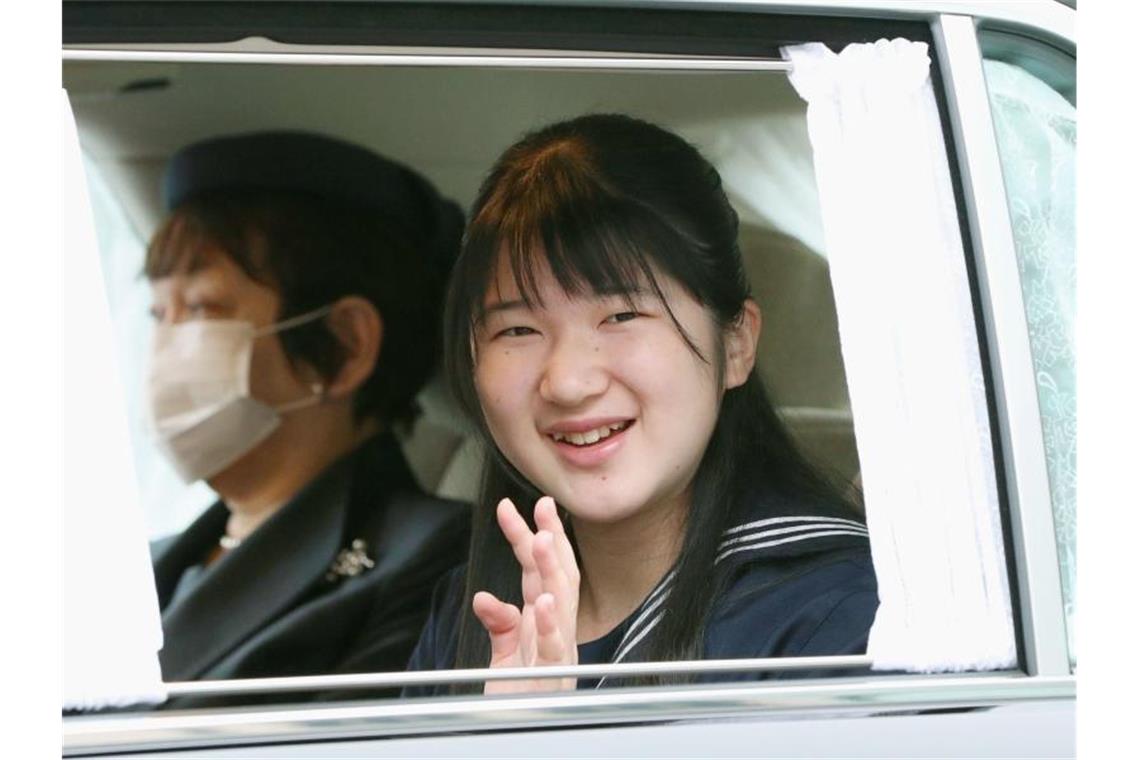 Japan sorgt sich um Zukunft des Kaiserhauses Prinzessin Aiko winkt aus einem Auto, als sie im Kaiserpalast ankommt. Foto: -/Kyodo-Pool/dpa