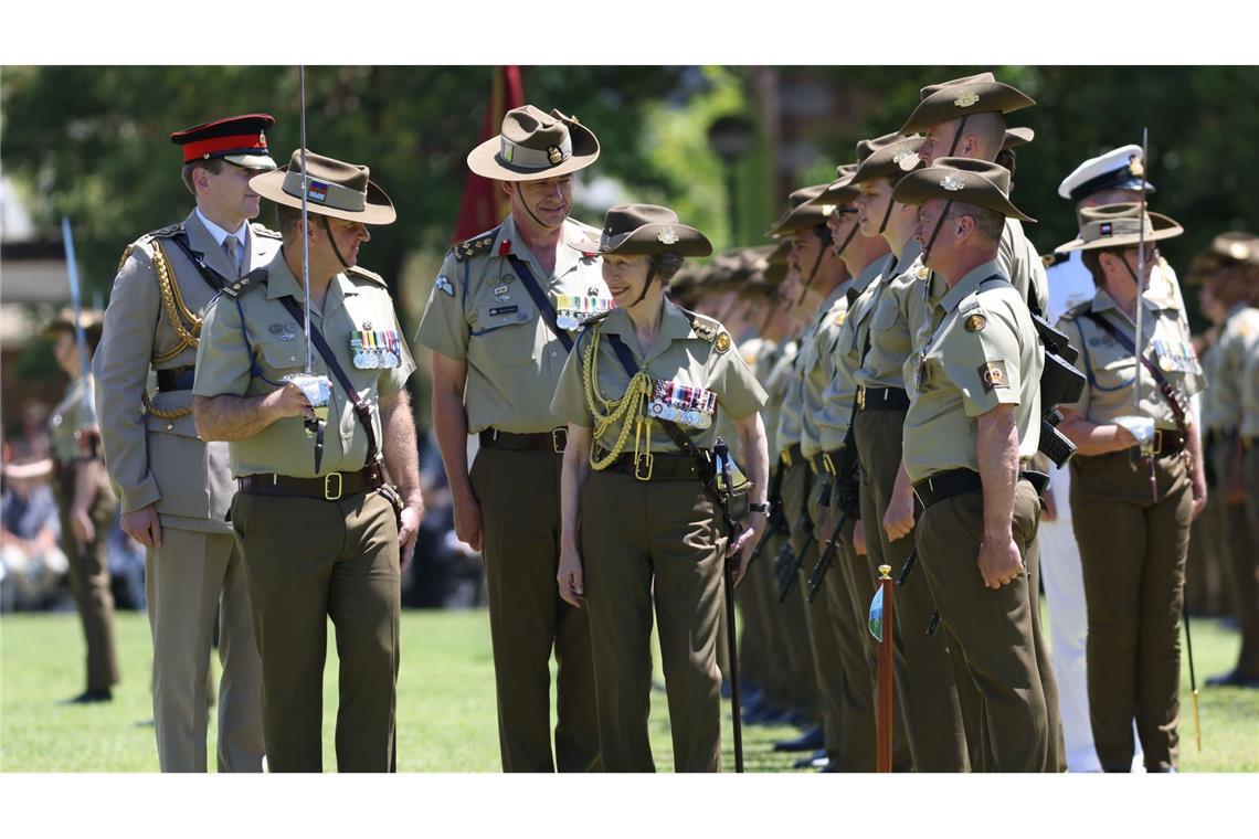 Prinzessin Anne inspiziert die Hundertjahrfeier-Parade in der Victoria-Kaserne in Sydney.