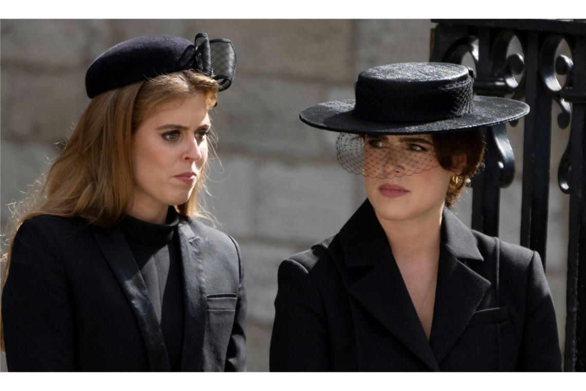 Prinzessin Beatrice und Prinzessin Eugenie bei der Beisetzung von Königin Elizabeth II. im Jahr 2022.