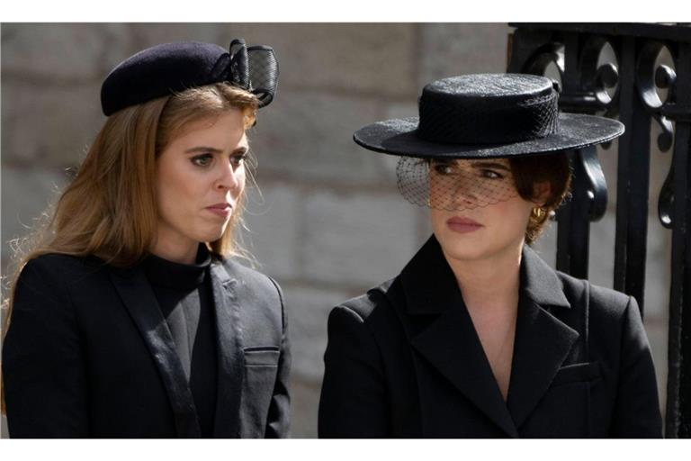 Prinzessin Beatrice und Prinzessin Eugenie bei der Beisetzung von Königin Elizabeth II. im Jahr 2022.