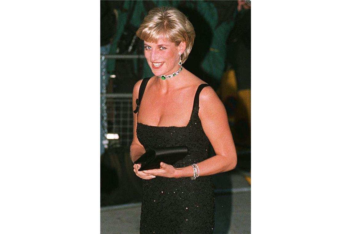 Prinzessin Diana besucht am 01.07.1997 die Tate Gallery in London. An diesem Tag ist sie 36 Jahre alt geworden.