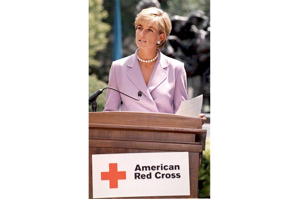 Prinzessin Diana hält am 17.06.1997 vor dem Hauptquartier des American Red Cross in Washington (USA) eine Rede.