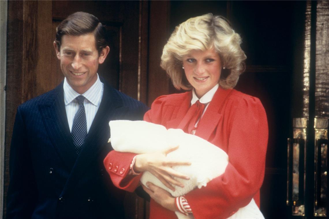 Prinzessin Diana hält ihren Sohn Prinz Harry auf den Armen, als sie mit ihrem Mann Prinz Charles das Krankenhaus nach der Geburt am 16.09.1984 verlässt.