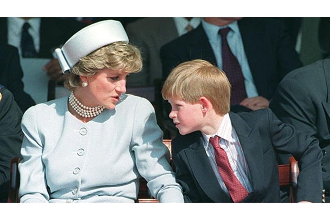 Prinzessin Diana im Mai 1995 mit ihrem Sohn Harry.