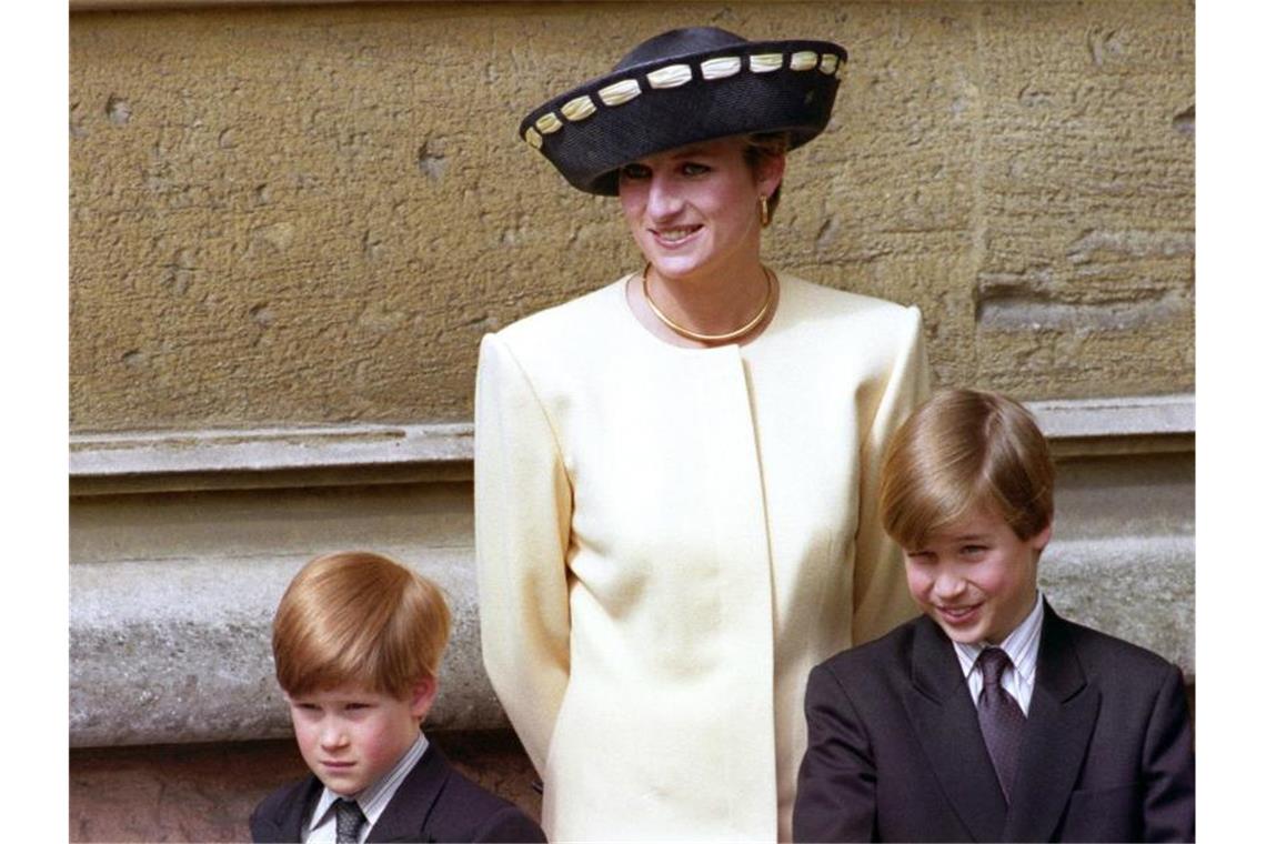 Prinzessin Diana mit ihren Söhnen Harry und William. Foto: Martin Keene/PA Wire/dpa