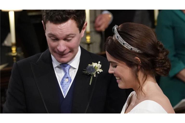 Prinzessin Eugenie lächelt, als ihr Jack Brooksbank 2018 in der St.-Georges-Kapelle von Schloss Windsor den Ehering an den Finger steckt.