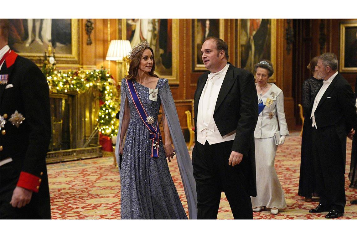 Prinzessin Kate betrat den Saal mit dem deutschen Bundestagsabgeordneten Sebastian Roloff von der SPD.