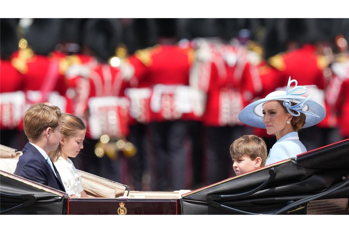 Prinzessin Kate fuhr mit ihren drei Kindern George, Charlotte und Louis in der Kutsche zum Exerzierplatz Horse Guards Parade.