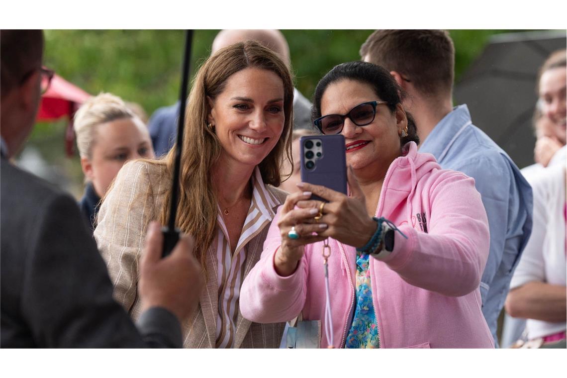 Nach der Chemo ist nicht plötzlich alles „wieder okay“ Prinzessin Kate lächelte am Mittwoch in Colchester in viele Handykameras.