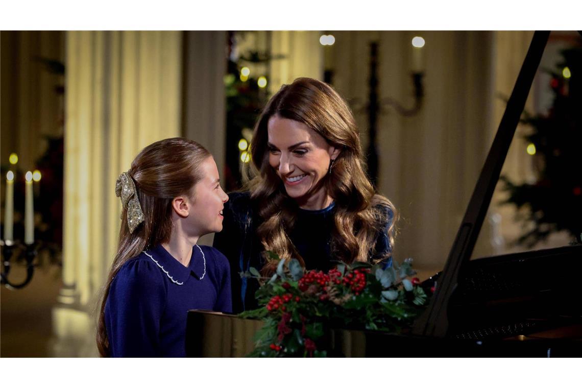 Prinzessin Kate und ihre Tochter Charlotte am Klavier.