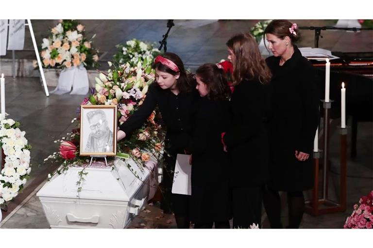 Prinzessin Märtha Louise von Norwegen (r-l) und ihre Töchter Maud Angelica Behn, Leah Isadora Behn und Emma Tallulah Behn legen Blumen auf den Sarg des Ex-Mannes der Prinzessin, Ari Behn.