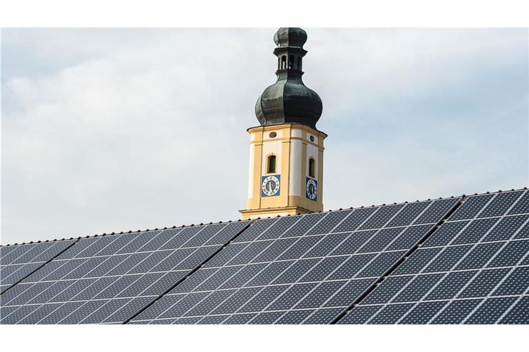 Private Hausbesitzer investierten über Jahre kräftig in die Solarenergie. Doch die Nachfrage ist mittlerweile gesunken, und würde laut Bundesverband BSW Solar bei einer Streichung der Förderung weiter sinken. (Symbolbild)