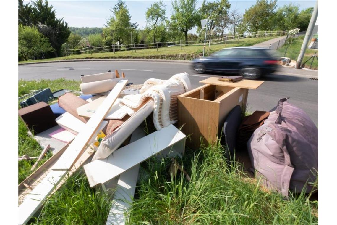 Privater Sperrmüll steht an einer Straße. Foto: Bernd Weißbrod/dpa/Archivbild