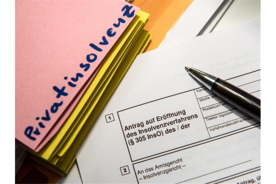 Schuldnerberatung befürchtet Privatinsolvenz-Welle „Privatinsolvenz“ steht auf einem Trennblatt, davor liegt ein Antrag zur Eröfnung eines Insolvenzverfahrens. Foto: Alexander Heinl/dpa/Illustration