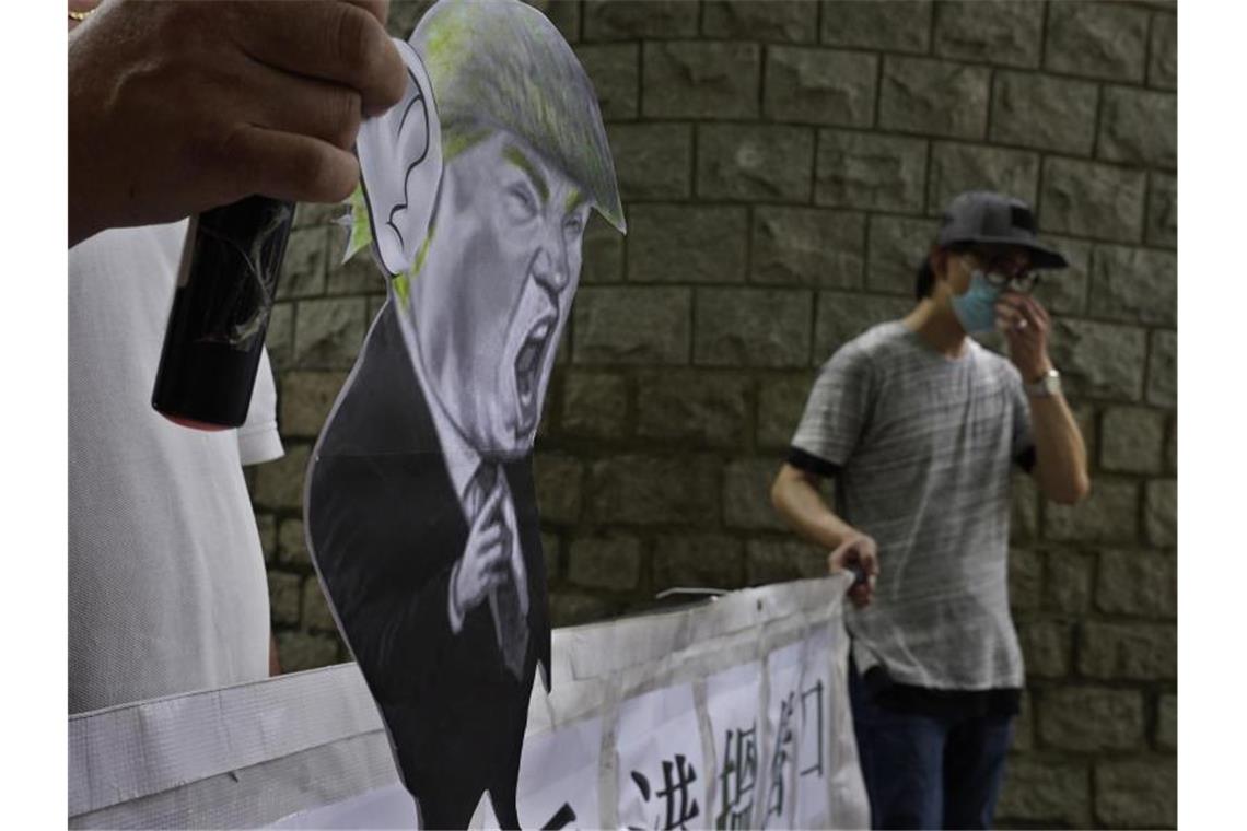 US-Sanktionen gegen Hongkong: Der Ton wird schärfer Pro-China-Anhänger bei einem Protest vor dem US-Konsulat in Hongkong. Foto: Vincent Yu/AP/dpa