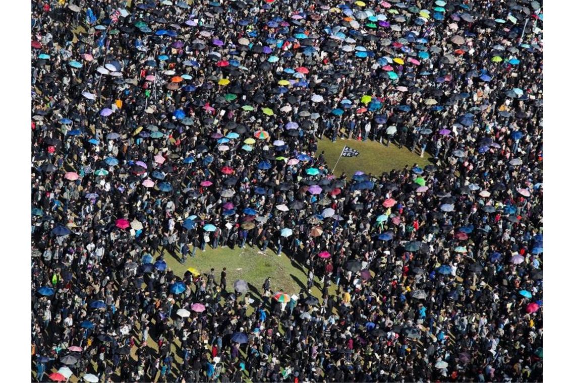 In Hongkong gehen erneut Zehntausende auf die Straße Pro-demokratische Demonstranten haben sich im Victoria Park im Zentrum der Stadt versammelt. Foto: Kin Cheung/AP/dpa