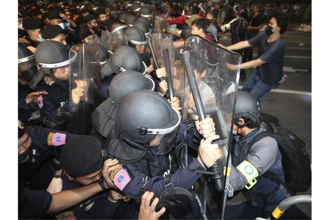Pro-demokratische Demonstranten stoßen während eines Protests mit Polizisten zusammen. Foto: Rapeephat Sitichailapa/AP/dpa