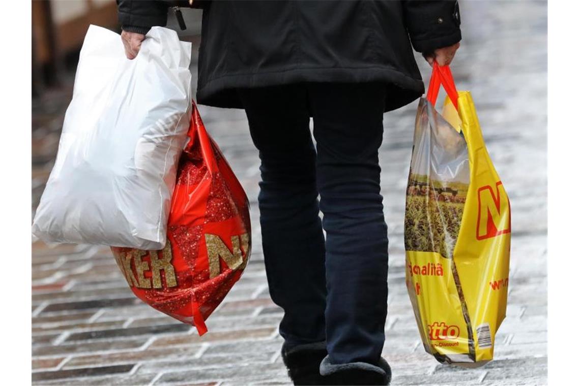 Plastiktüten vor dem Aus - Mehr als Symbolpolitik? Pro Jahr und Person werden in Deutschland rund 20 sogenannte leichte Kunststofftragetaschen verbraucht. Foto: Bernd Wüstneck