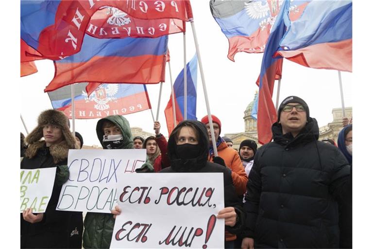 Pro-Kreml-Aktivisten und Studenten demonstrieren auf dem Palastplatz in St. Petersburg. Foto: Ivan Petrov/AP/dpa