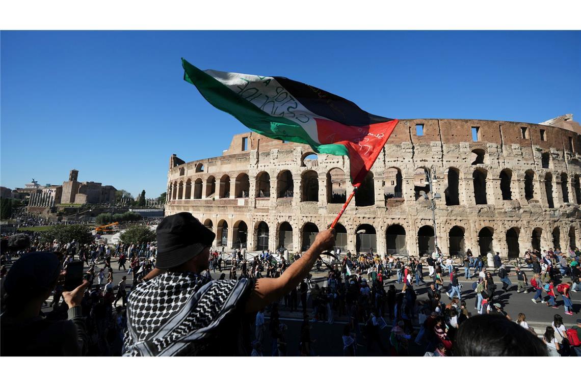 Pro-palästinensische Demonstranten marschieren vor dem Kolosseum in Rom während einer Demonstration zur Unterstützung der Bevölkerung von Gaza.