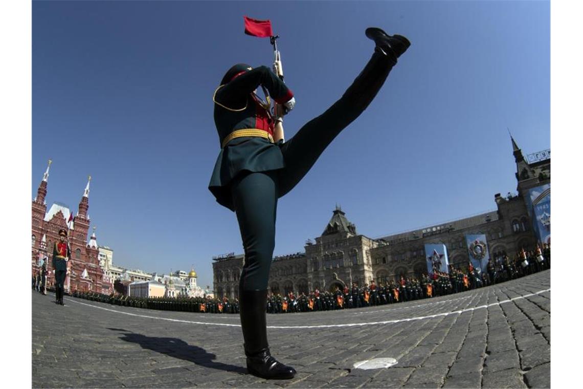 Probe für die Militärparade zum Tag des Sieges im vergangenen Jahr. Die große Siegesparade wird in diesem Jahr verschoben. Foto: Pavel Golovkin/AP/dpa