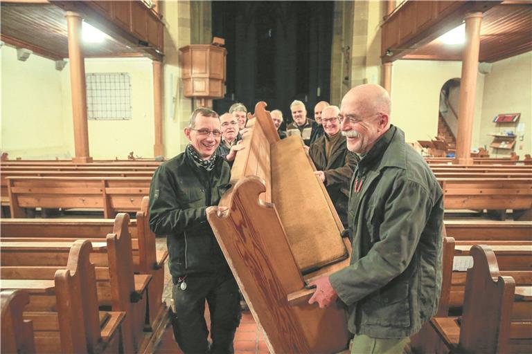 Probelauf der fleißigen Helfer für den Abtransport der Kirchenbänke, der demnächst ansteht. Gemeinsam geht die Arbeit nicht nur einfacher, sondern macht auch sehr viel Spaß. Fotos: A. Becher
