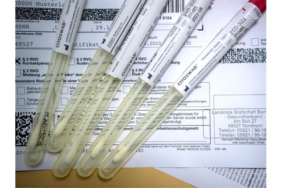 Proben für einen PCR-Test liegen in einem Corona-Testzentrum. Foto: Sina Schuldt/dpa