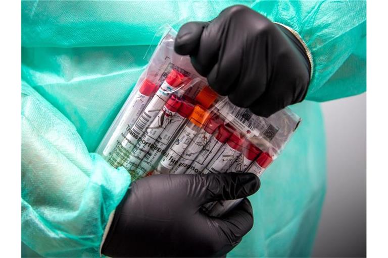 Proben für einen PCR-Test werden von einem Laboranten verpackt. Foto: Sina Schuldt/dpa/Symbolbild