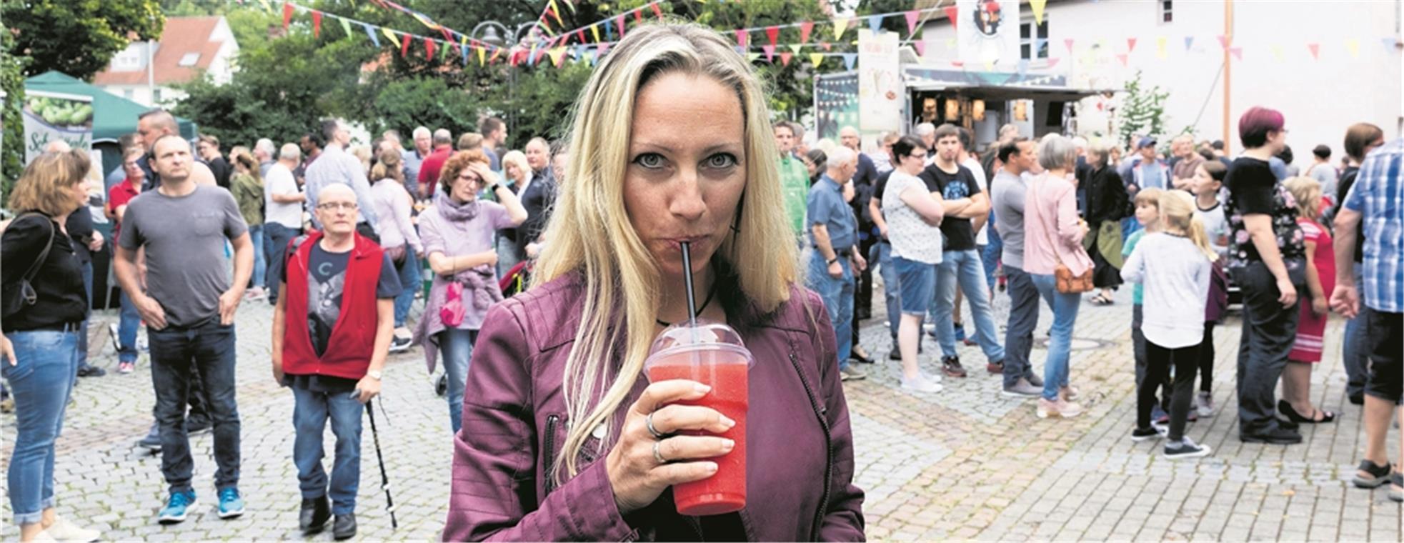 Probieren und genießen: Festbesucherin Christina Michalski hat sich einen Fruchtshake gesichert. Andere stehen derweil Schlange, um ihre favorisierten Kostproben zu ergattern. Fotos: J. Fiedler