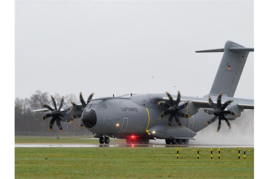 Neues Problem am Airbus A400M: Propellerschrauben locker Problemflugzeug: Der Airbus A400M hat erneut technische Mängel. Foto: Holger Hollemann/dpa