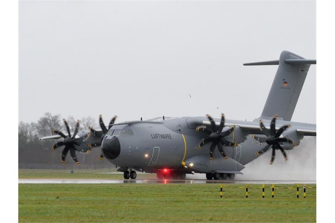 Problemflugzeug: Der Airbus A400M hat erneut technische Mängel. Foto: Holger Hollemann/dpa