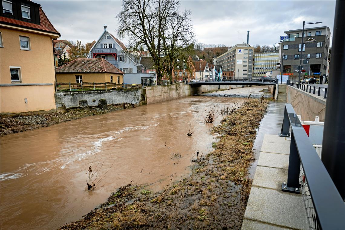 Stadt Backnang macht Tempo beim Hochwasserschutz Problemzone beim Hochwasserschutz: Die Hausfassade und die Ufermauer auf der linken Seite bieten keinen ausreichenden Schutz vor den Fluten der Murr. Eine Schale aus Spritzbeton soll das Gebäude und den Bereich dahinter schützen.Archivfoto: Alexander Becher