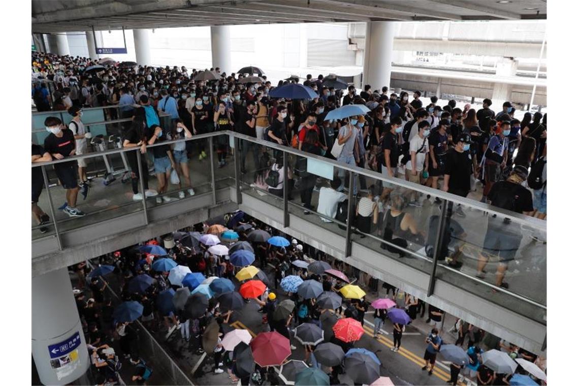 Proteste in Hongkong - Ist China „bereit für den Kampf“? Prodemokratische Demonstranten versammeln sich vor dem Flughafen von Hongkong. Foto: Kin Cheung/AP