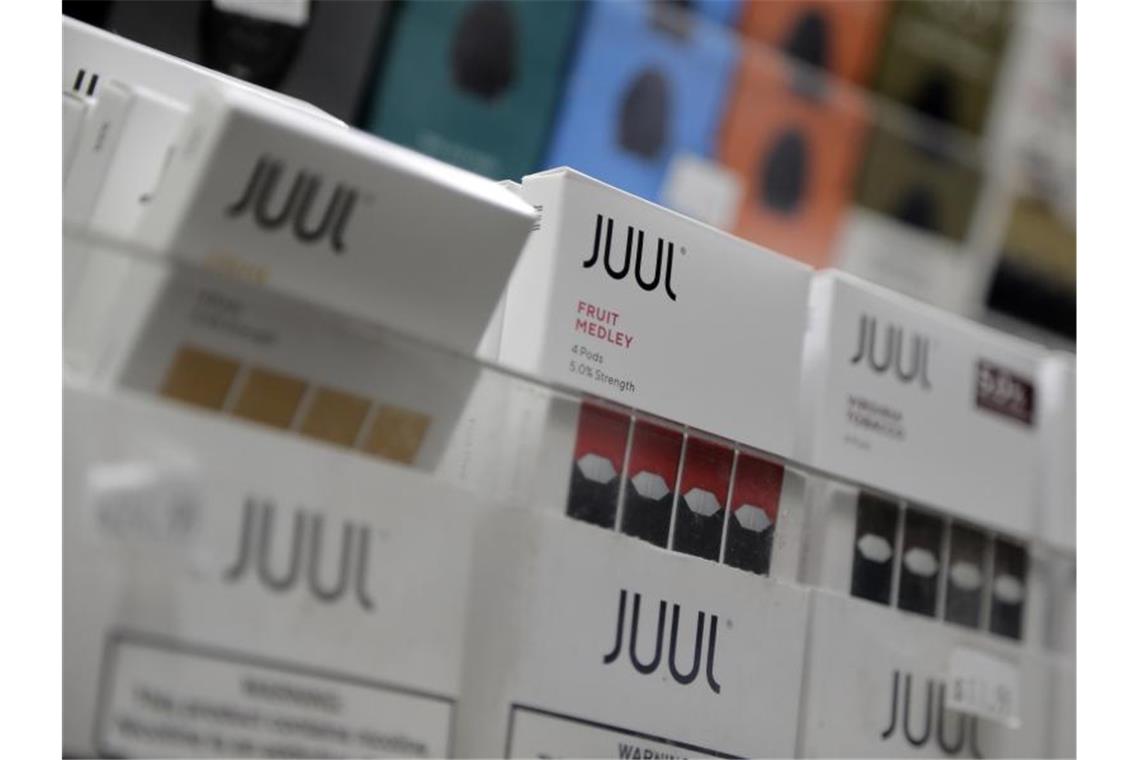 Produkte der Firma „Juul“ werden in einem Geschäft für Rauchwaren angeboten. Foto: Seth Wenig/AP/dpa