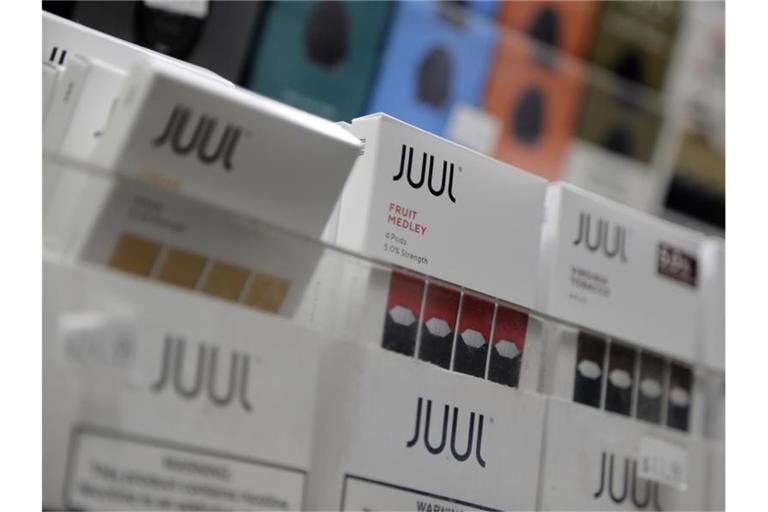 Produkte der Firma „Juul“ werden in einem Geschäft für Rauchwaren angeboten. Foto: Seth Wenig/AP/dpa