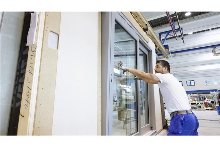 Produktion bei Schwörer Haus in Oberstetten: Bei der Hauswand  werden  Fenster eingebaut.