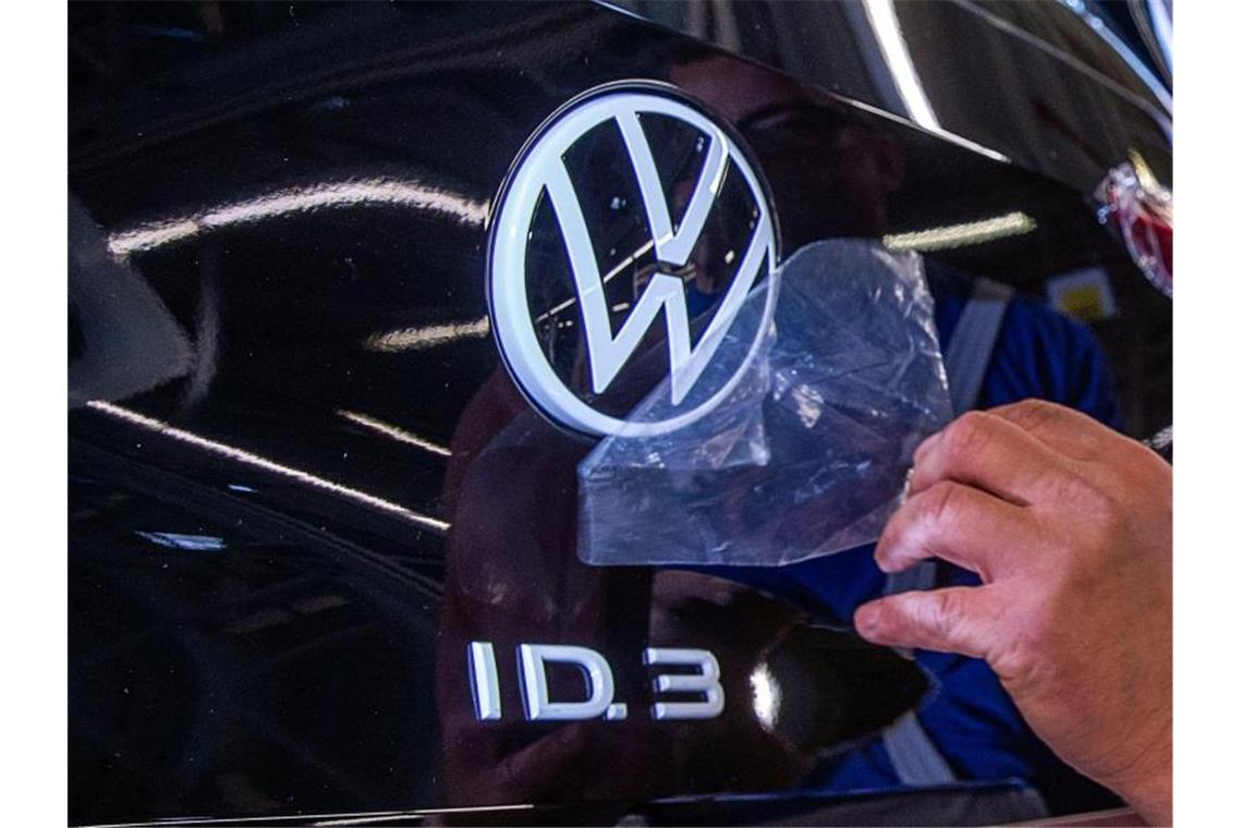 Produktion der neuen ID-Serie, mit der Volkswagen Milliarden in die E-Mobilität investiert. Foto: Jens Büttner/zb/dpa
