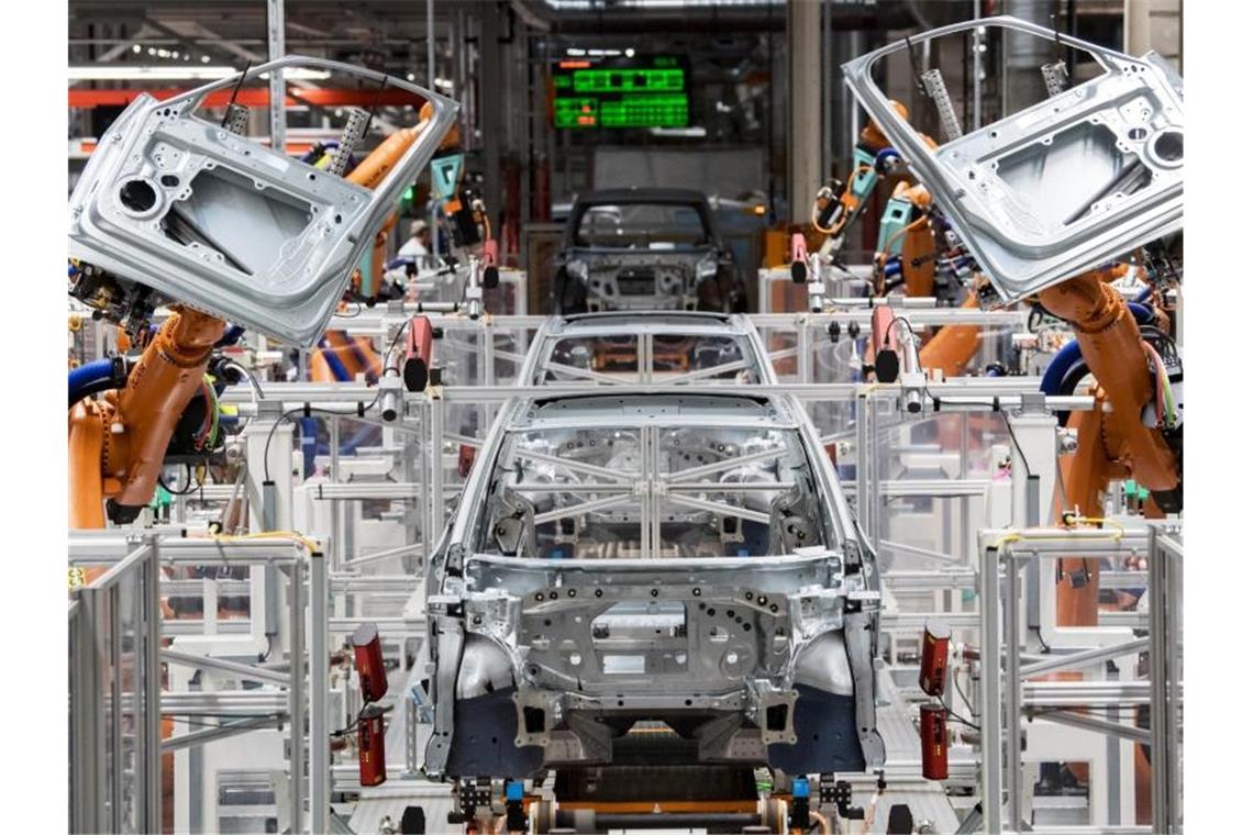 Produktion eines E-Autos im Volkswagen-Werk in Zwickau (Symbol). VDA-Chefin Müller will, dass die wachsende Nachfrage nach Elektro-Autos in Deutschland bedient und weiter angefacht wird. Foto: Hendrik Schmidt/dpa-Zentralbild/dpa