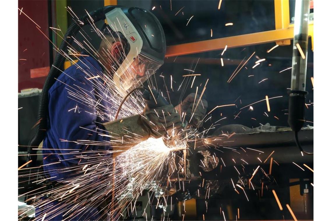 Produktion in einem Maschinenbau-Unternehmen in Halle. Der Branchenverband VDMA spricht von einem „erfreulichen Ergebnis“. Foto: Jan Woitas/dpa-Zentralbild/dpa