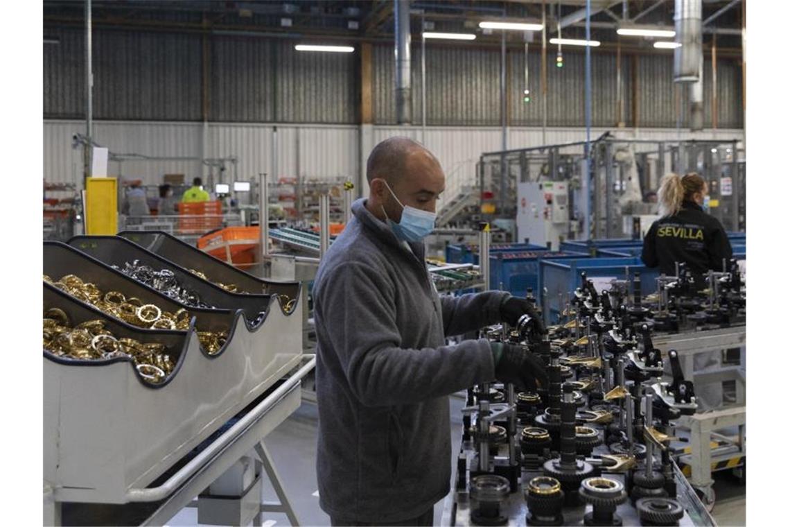 Wirtschaftsstimmung in Eurozone trübt sich überraschend ein Produktion in einem Renault-Werk in Spanien. Foto: María José López/EUROPA PRESS/dpa
