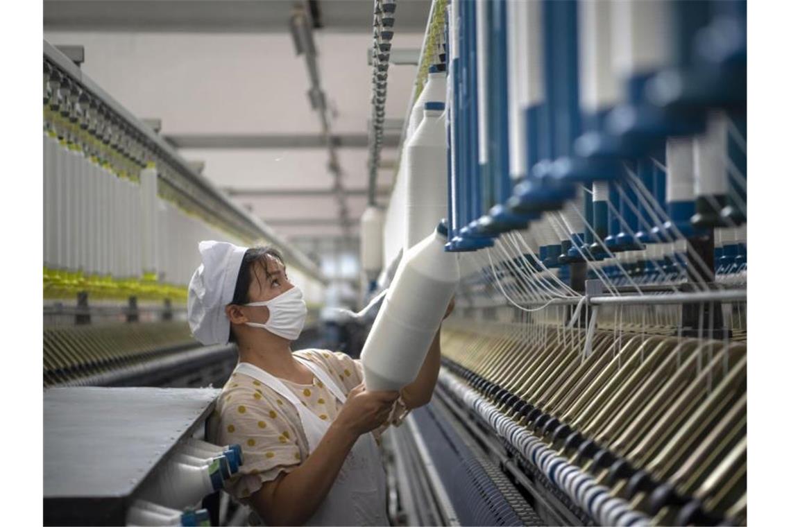 Produktion in einer Textilfabrik in der ostchinesischen Provinz Jiangsu. Foto: CHINATOPIX/AP/dpa