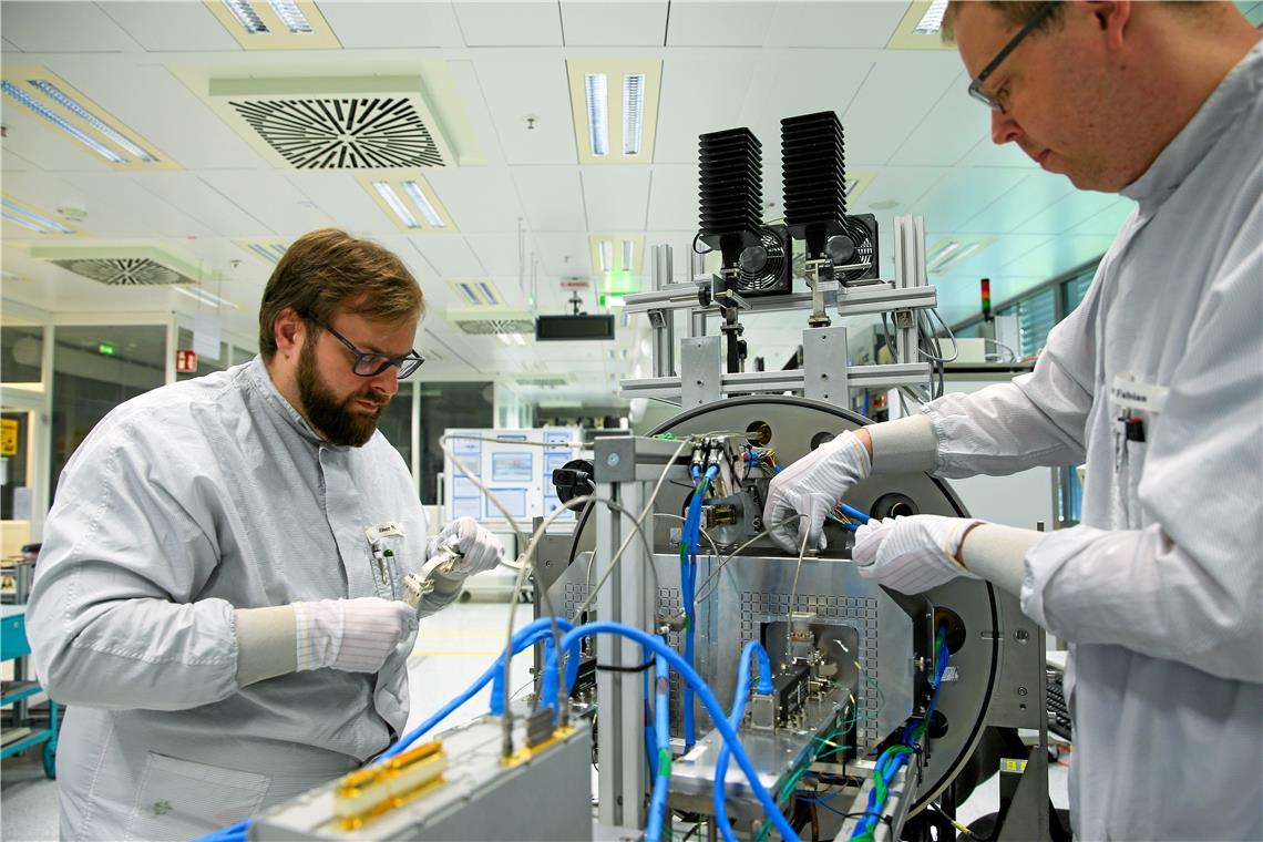 Tesat baut neues Gebäude in der Backnanger Innenstadt Produkttests unter Weltraumbedingungen: Die Laboringenieure arbeiten bei Tesat in Reinräumen, jetzt werden die Kapazitäten noch einmal deutlich erhöht. Archivfoto: Alexander Becher
