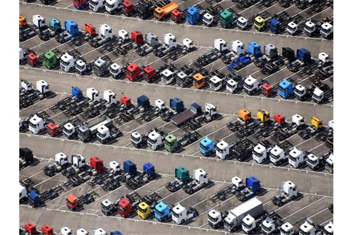 CATL liefert auch Batteriemodule für Daimlers Lkw Produzierte Lkw-Zugmaschinen stehen auf einem Parkplatz im Werk Wörth der Daimler AG. Foto: Uli Deck/Archivbild