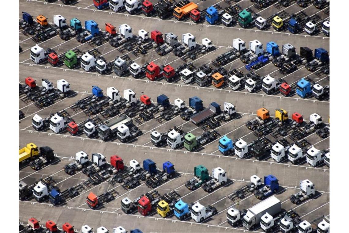 Produzierte Mercedes-Benz Lkw Zugmaschinen stehen auf einem Parkplatz. Foto: Uli Deck/dpa/Archivbild
