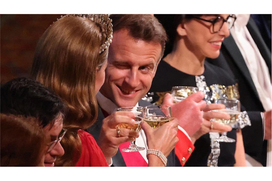 Charmant oder frech? Macron zwinkert Prinzessin Kate zu Prösterchen! Frankreichs Staatspräsident zwinkert beim Anstoßen seiner Nebensitzerin Prinzessin Kate zu.
