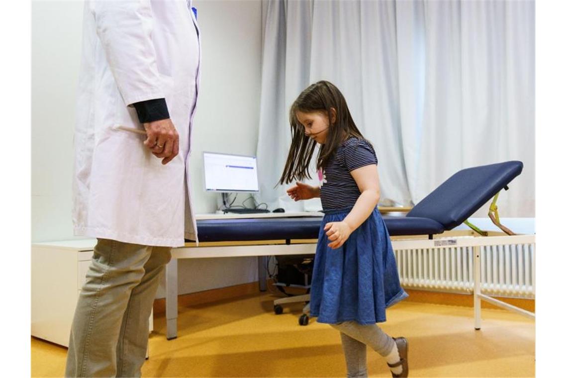 Hoffnung für krebskranke Kinder: Internationale Kooperation Prof. Dr. med. Stefan Pfister untersucht ein krebskrankes Kind. Foto: Andreas Arnold/Bild/Ein Herz für Kinder/dpa/Archivbild