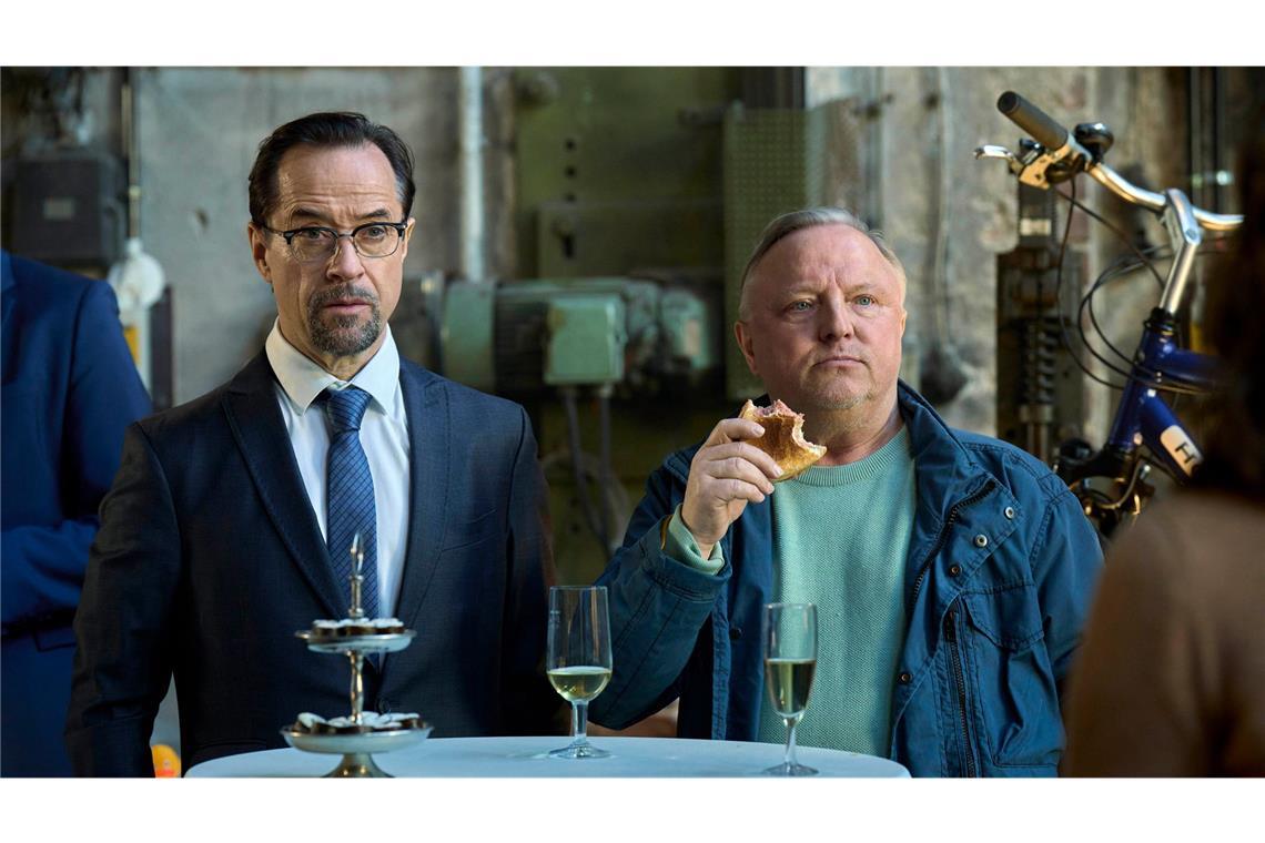 Prof. Karl Friedrich Boerne (Jan Josef Liefers, l.) und Kommissar Frank Thiel (Axel Prahl, r.) verschlägt es die Sprache, als ihnen kein neues Hobrecht-Fahrrad, sondern überraschend eine Kühltruhe präsentiert wird.