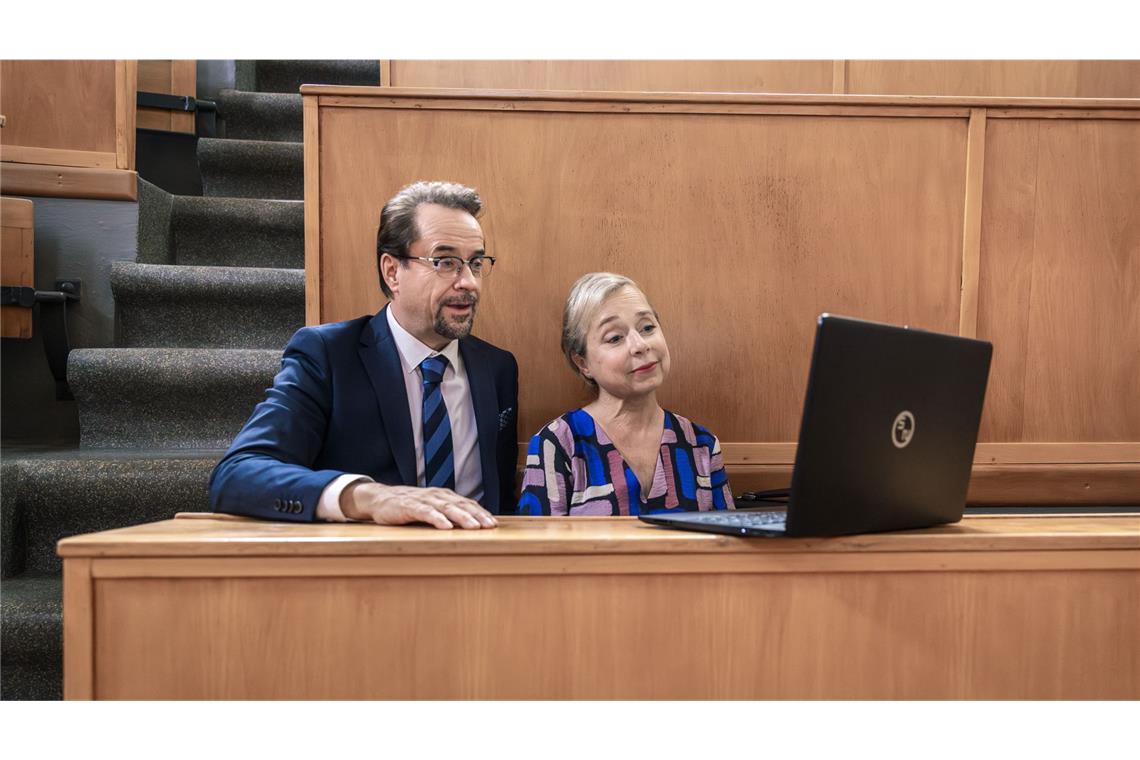 Wie war „Fiderallala“, der neue „Tatort“ aus Münster? Prof. Karl-Friedrich Boerne (Jan Josef Liefers, l.) und Silke Haller (Christine Urspruch, r.) präsentieren Staatsanwältin Wilhelmine Klemm freudig ihren Erkenntnisgewinn aus einem spektakulären Experiment, das zur Lösung des verworrenen Falles beiträgt.